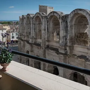 Avec Balcon Donnant Sur Les Arènes D’arles Arles
